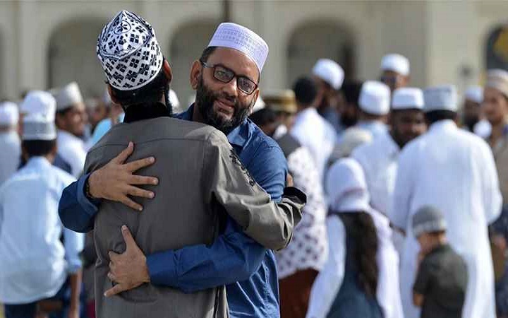 কোলাকুলি-সেলফিতে ঈদের আনন্দ ভাগাভাগি