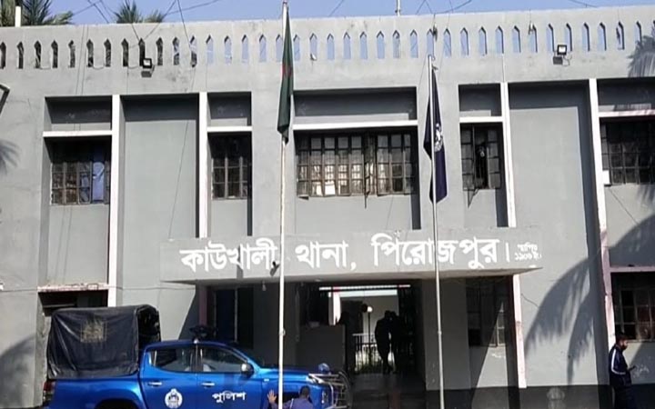 পিরোজপুরে ক্লাস ফাঁকি দিয়ে আড্ডা দেওয়ায় ৭ শিক্ষার্থী আটক