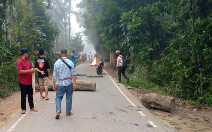 খাগড়াছড়িতে চলছে সকাল-সন্ধ্যা অবরোধ