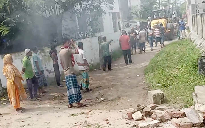 খুলনায় উচ্ছেদ অভিযানে পুলিশ-স্থানীয়দের সংঘর্ষ