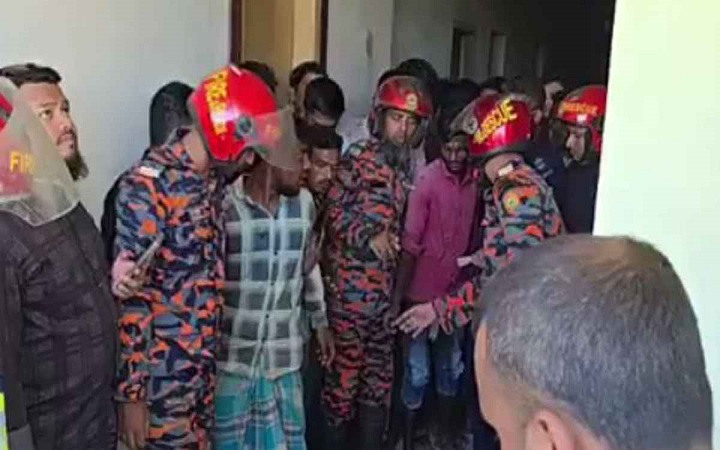 রড তুলতে গিয়ে বিদ্যুৎস্পৃষ্ট হয়ে প্রাণ গেল ২ শ্রমিকের