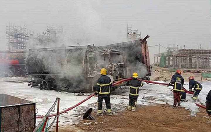 শাহজালালে বিমানের তেলবাহী লরিতে আগুন