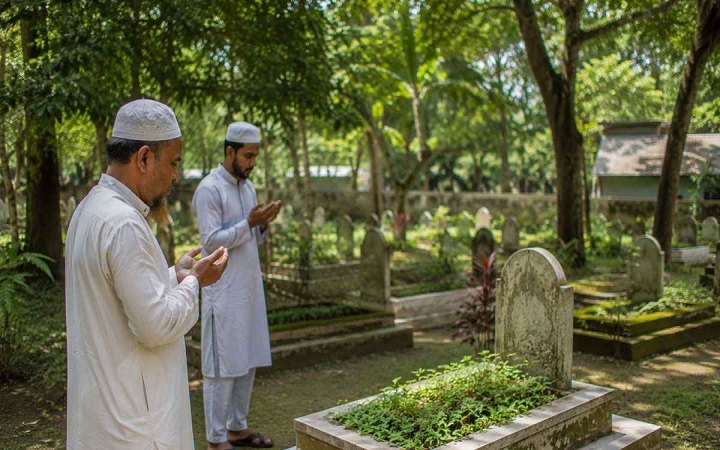কবর জেয়ারতে যা করবেন, যা থেকে সতর্ক থাকবেন