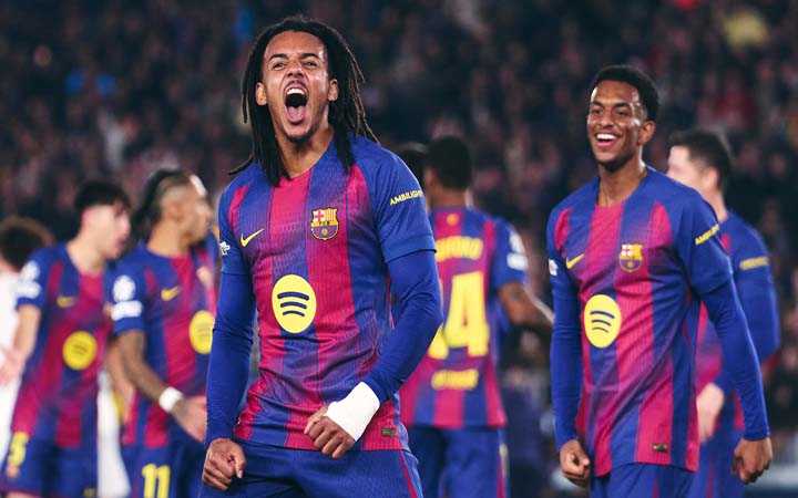 পিছিয়ে পড়া বার্সেলোনাকে জোড়া গোলে জেতালেন কুন্দে