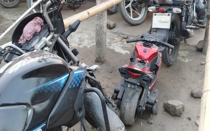 কুড়িগ্রামে তেলের লাইনে খেলনা মোটরসাইকেল