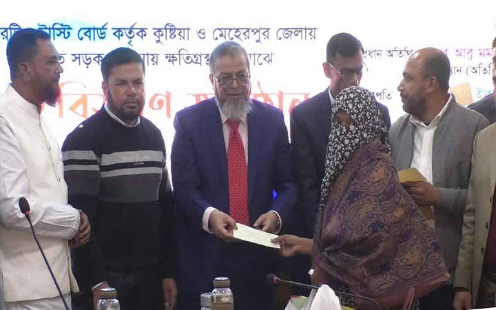 কুষ্টিয়ায় সহায়তা পেল সড়ক দুর্ঘটনার শিকার ৭০ পরিবার