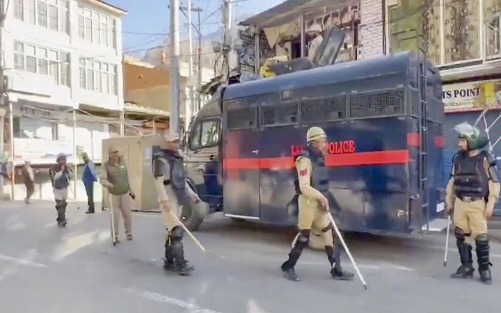 বিক্ষুব্ধ লাদাখে কারফিউ জারি করল নয়াদিল্লি