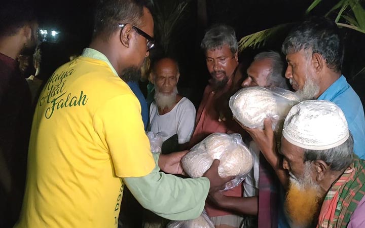 গভীর রাতে বন্যার্তদের পাশে জামায়াতে ইসলামী