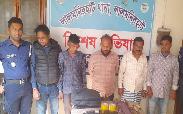 লালমনিরহাটে ডাকাতির প্রস্তুতিকালে অস্ত্রসহ গ্রেপ্তার ৫