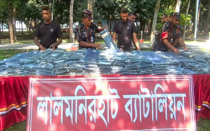 লালমনিরহাটের ৩০ লাখ টাকার ভারতীয় প্যান্টের পিস জব্দ