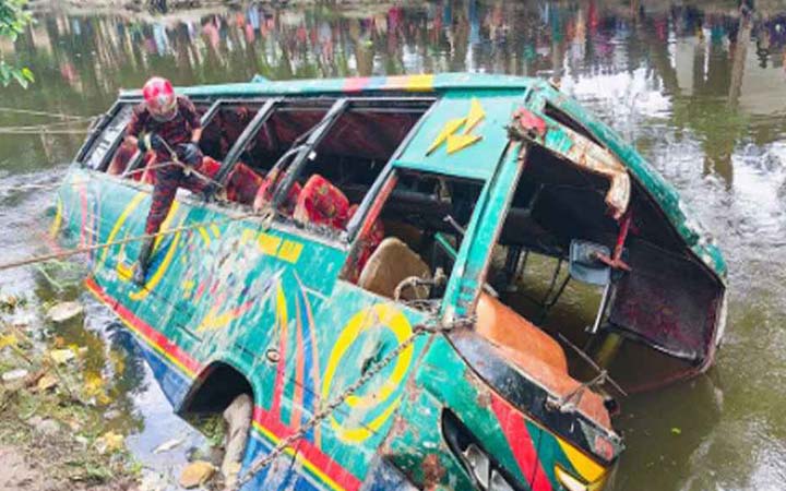 লক্ষ্মীপুরে যাত্রীবাহী বাস নিয়ন্ত্রণ হারিয়ে খালে, নিহত বেড়ে ৫