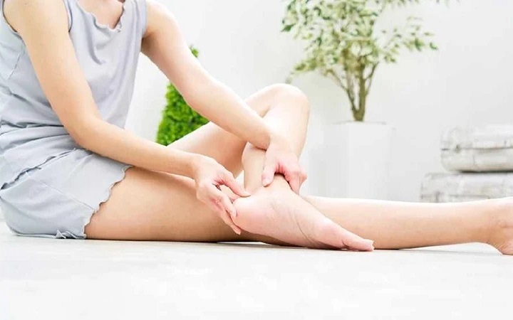 শীতে পা ফাটা সমস্যার সমাধান করুন ঘরোয়া উপায়ে