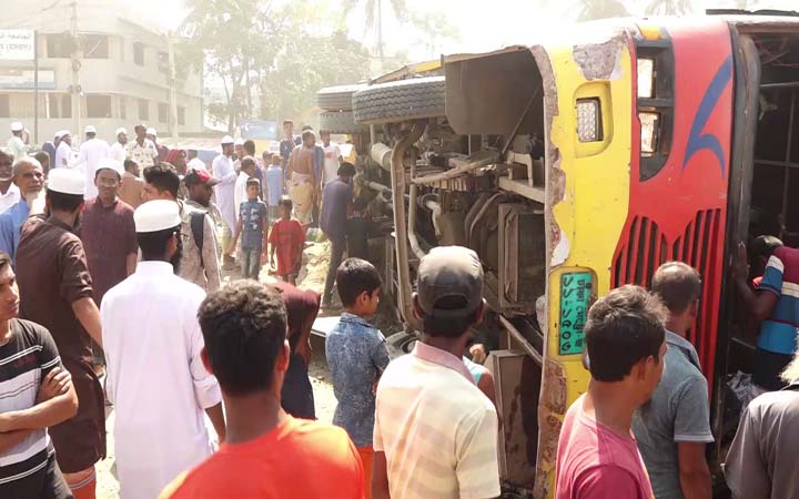 কুষ্টিয়ায় বাস উল্টে দুইজন নিহত