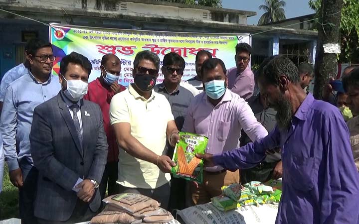 কুমারখালীতে কৃষকদের মাঝে কম্বাইন্ড হারভেষ্টার, রিপার ও মাড়াই যন্ত্র বিতরণ