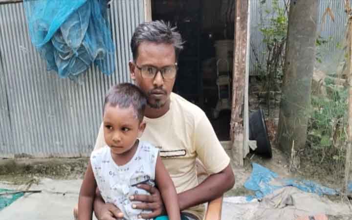 দুই কিডনি বিকল, এক চোখ নষ্ট: সন্তানের জন্য বাঁচতে চান লাজু