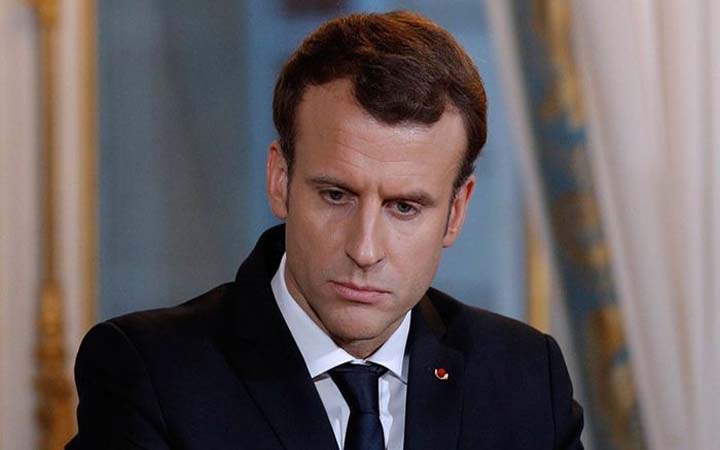 বিশ্বজুড়ে তীব্র চাপের মুখে সুর নরম করলেন ফরাসি প্রেসিডেন্ট ম্যাক্রোঁ