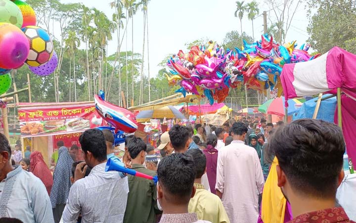 মাদারীপুরে ঐতিহ্যবাহী মেলায় দর্শনার্থীদের ভিড়