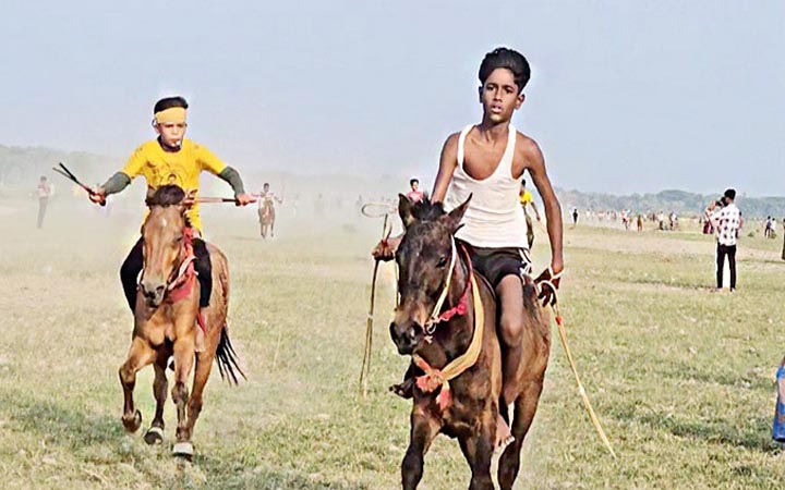 মাগুরাতে ঘোড়াদৌড় দেখতে মানুষের ভিড়