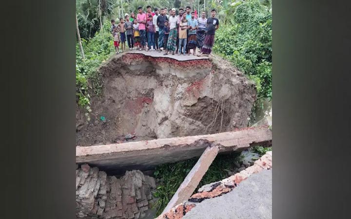 অতিবৃষ্টিতে মাগুরায় কালভার্ট ধস, সড়কে ৩০ ফুট গর্ত