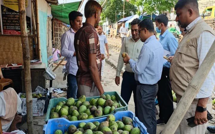 কেমিক্যাল মিশিয়ে অপরিপক্ব আম বিক্রি, লাখ টাকা জরিমানা