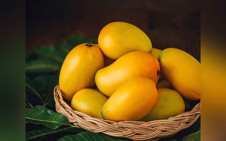 রাতের বেলায় আম খেলে কী হয়?