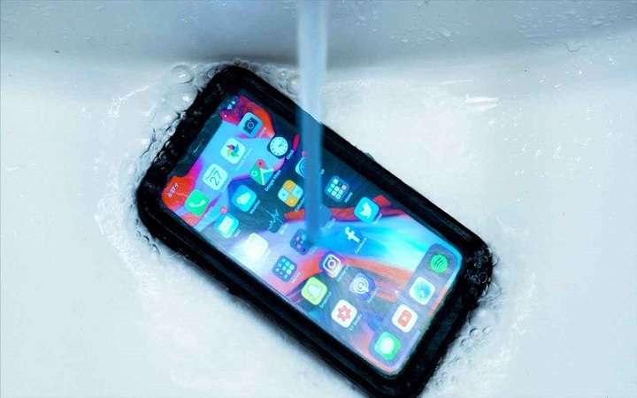 আপনার ফোন ‘ওয়াটার প্রুফ’ কিনা চেক করবেন যেভাবে