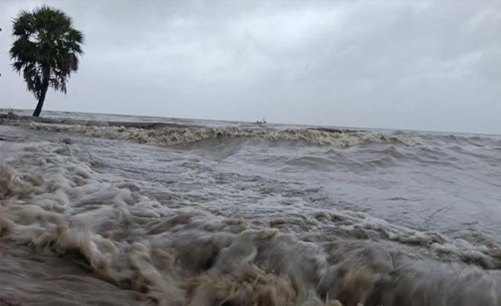 পানিতে লক্ষ্মীপুরে ৪০ গ্রামের মানুষের দুর্ভোগ