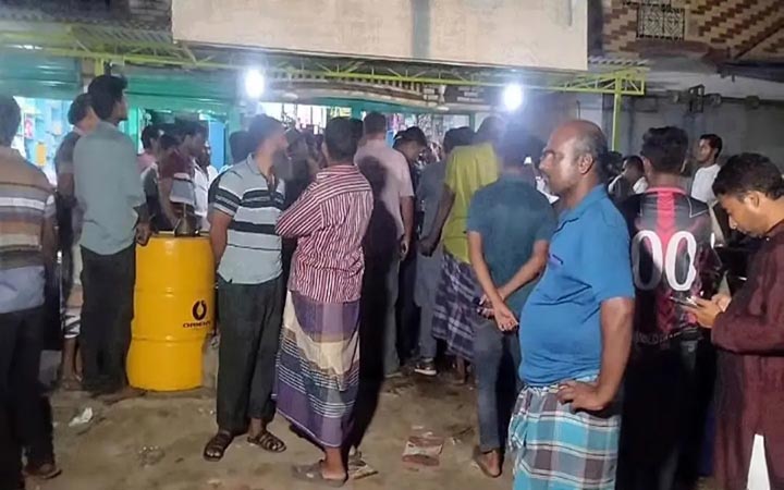 মেহেরপুরে বেশি দামে ডিজেল বিক্রির দায়ে ব্যবসায়ীকে জরিমানা
