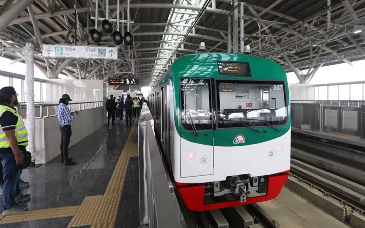 শাহবাগ ও ঢাবি স্টেশনে থামছে না মেট্রো ট্রেন