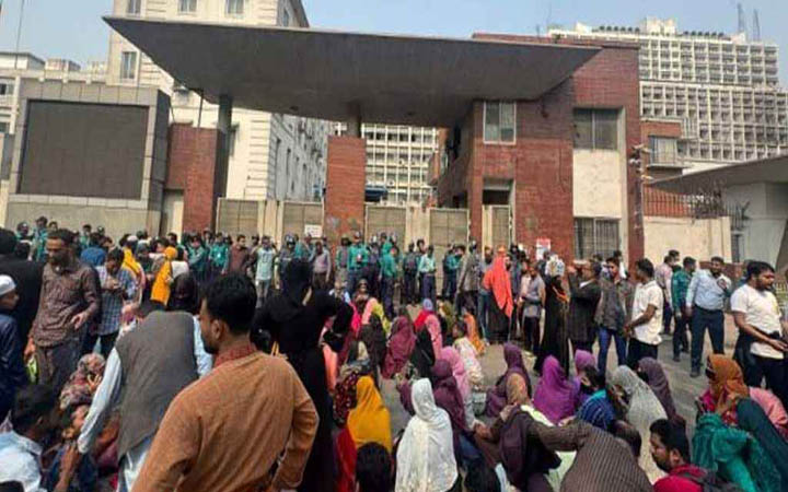নিয়োগ বাতিলের প্রতিবাদে সচিবালয়ের সামনে অবস্থান সুপারিশপ্রাপ্ত শিক্ষকদের