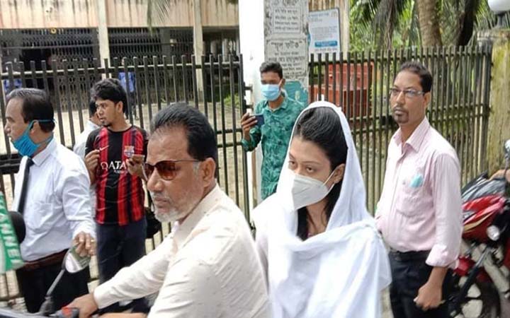সবার আগে বাবার  সাথে আদালতে উপস্থিত মিন্নি