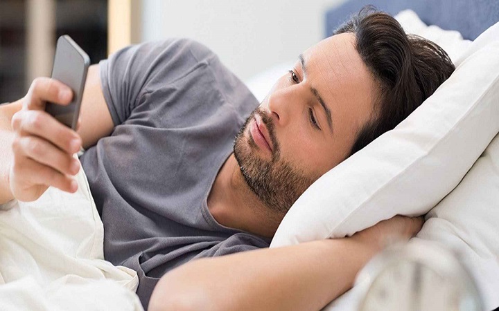 ঘুম থেকে উঠেই মোবাইল ঘাঁটেন? ডাকছেন নিজের বিপদ!