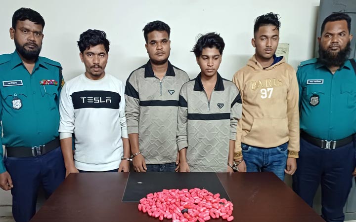 জেনেভা ক্যাম্পে ইয়াবা দিতে এসে ধরা ৪ রোহিঙ্গা