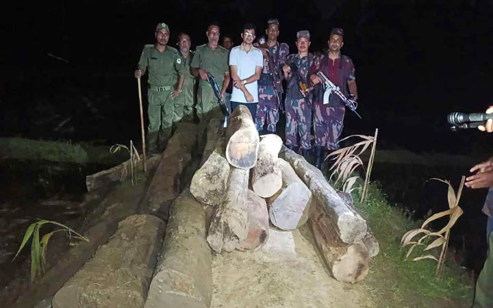 কমলগঞ্জে যৌথ অভিযান, ২৭ ঘনফুট সেগুন কাঠ জব্দ