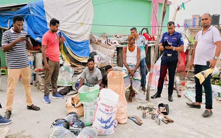 গুলি-অস্ত্র ও ককটেল তৈরির সরঞ্জামসহ বাবা ও দুই ছেলে আটক