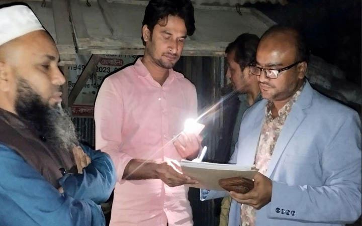 খোলা অবস্থায় বালু রাখায় তিন ব্যবসায়ীকে জরিমানা