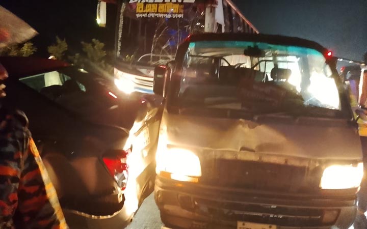 ঢাকা-মাওয়া এক্সপ্রেসওয়েতে ত্রিমুখী সংঘর্ষে নিহত ১