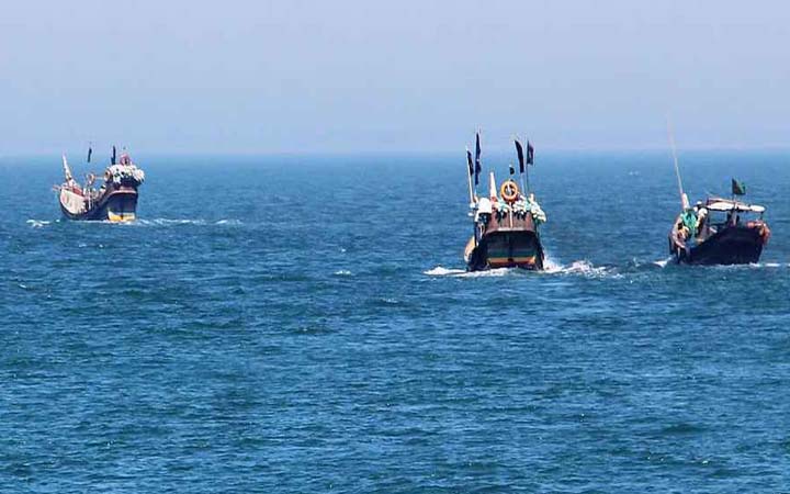 ট্রলারসহ ৩০ জেলেকে ধরে নিয়ে গেল আরাকান আর্মি