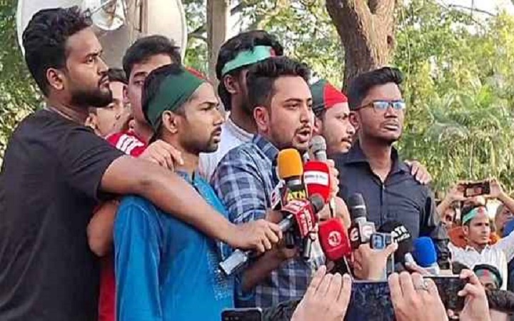 জবি শিক্ষার্থীদের দাবি মেনে নেওয়ার প্রতিশ্রুতি নাহিদ ইসলামের