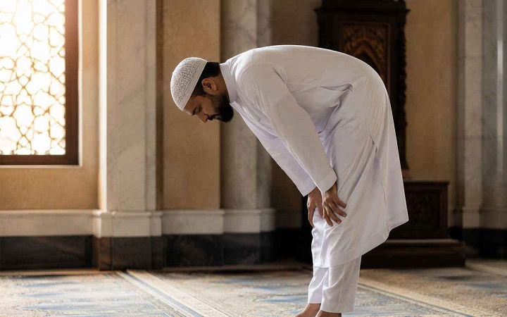নামাজে এক রাকাত বেশি পড়লে কী করবেন