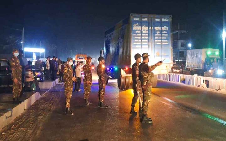 নড়াইলে মধ্যরাতে অভিযানে ১১ গাড়ি জব্দ, ৫৪ হাজার টাকা জরিমানা