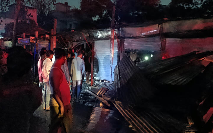 নারায়ণগঞ্জে ফার্নিচারের দোকানে আগুন