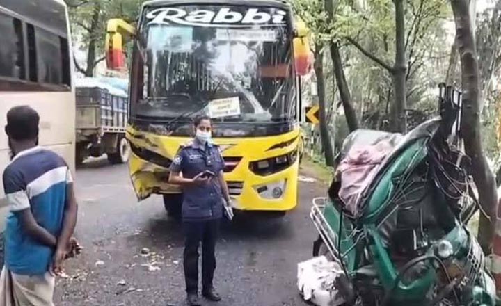 নাটোরে বাস-অটোরিকশা সংঘর্ষে নিহত ৪