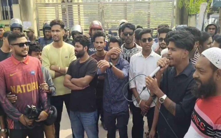 নাটোরে প্রিপেইড মিটার বাতিলের দাবিতে নেসকো অফিস ঘেরাও