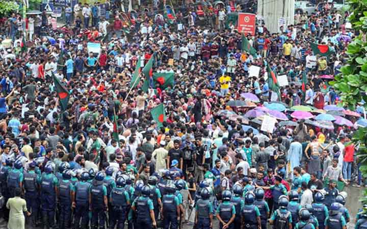 শাহবাগ মোড় অবরোধ করে বিক্ষোভ, যান চলাচল বন্ধ