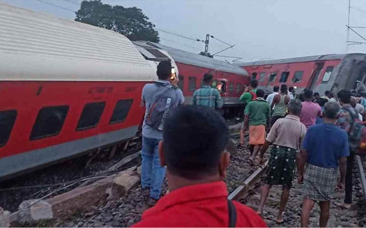 ভারতে ভয়াবহ রেল দুর্ঘটনা: ১৮ বগি লাইনচ্যুত, নিহত ২