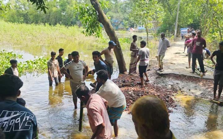 বন্যায় ক্ষতিগ্রস্ত সড়ক সংস্কার করছেন যুবকরা