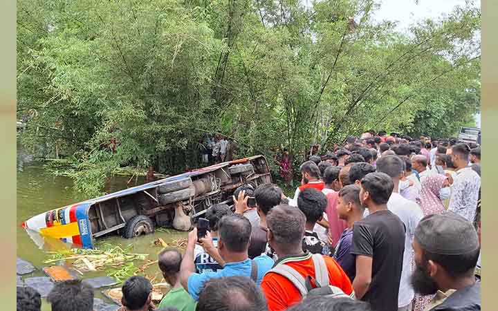 জয়পুরহাটে নিয়ন্ত্রণ হারিয়ে বাস পুকুরে, আহত ১০