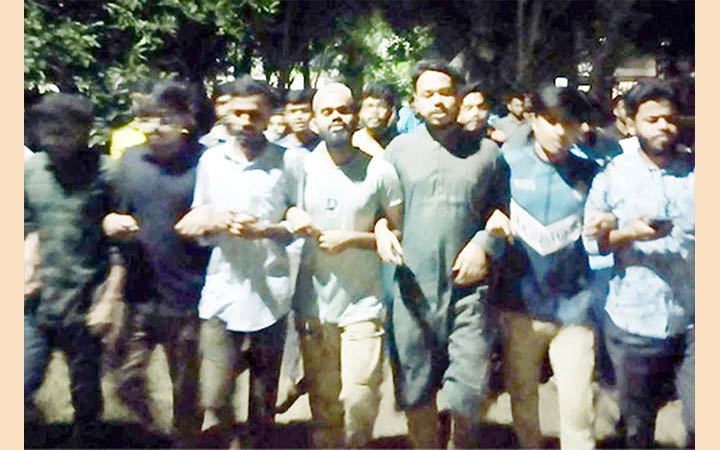 ছাত্রলীগকে নিষিদ্ধ করায় হাবিপ্রবিতে আনন্দ মিছিল, মিষ্টি বিতরণ