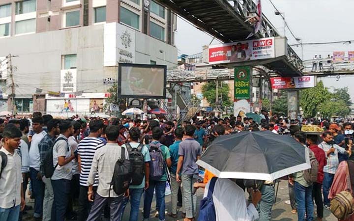 আজও শিক্ষার্থীদের সায়েন্সল্যাব মোড় অবরোধ, ভোগান্তি চরমে